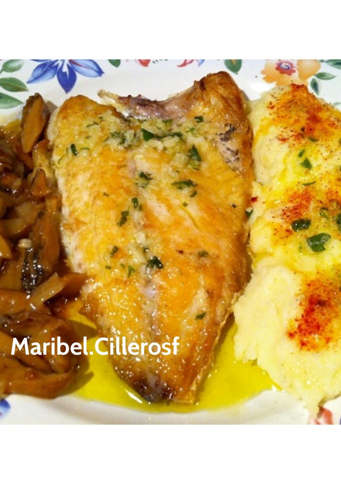 Una foto de Dorada a la plancha con puré de patata y salteado de níscalos