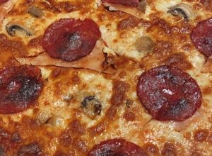 Foto de Pizza Caseira de Chouriço e Cogumelos