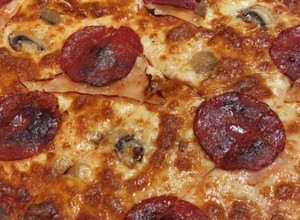Foto de Pizza Caseira de Chouriço e Cogumelos