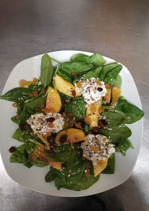 Foto principal de Ensalada de brotes de espinacas, con vinagreta de cítricos
