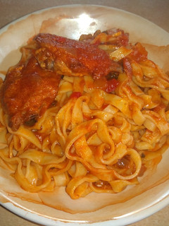 Una foto de Fideos caseros con tuco y alitas de pollo