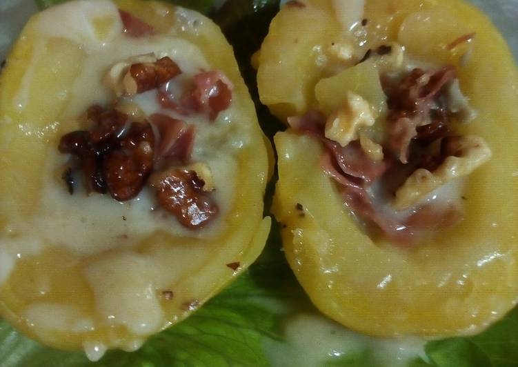 Patate, ripiene con gorgonzola, noci e speck croccante gratinate in forno