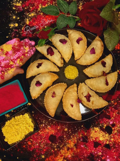 मावा करंजी गुजिया (Mava karanji gujiya recipe in hindi) रेसिपी मुख्य फोटो