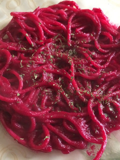 Una foto de Espaguetis con pesto de remolacha