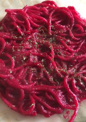 Una foto de Espaguetis con pesto de remolacha