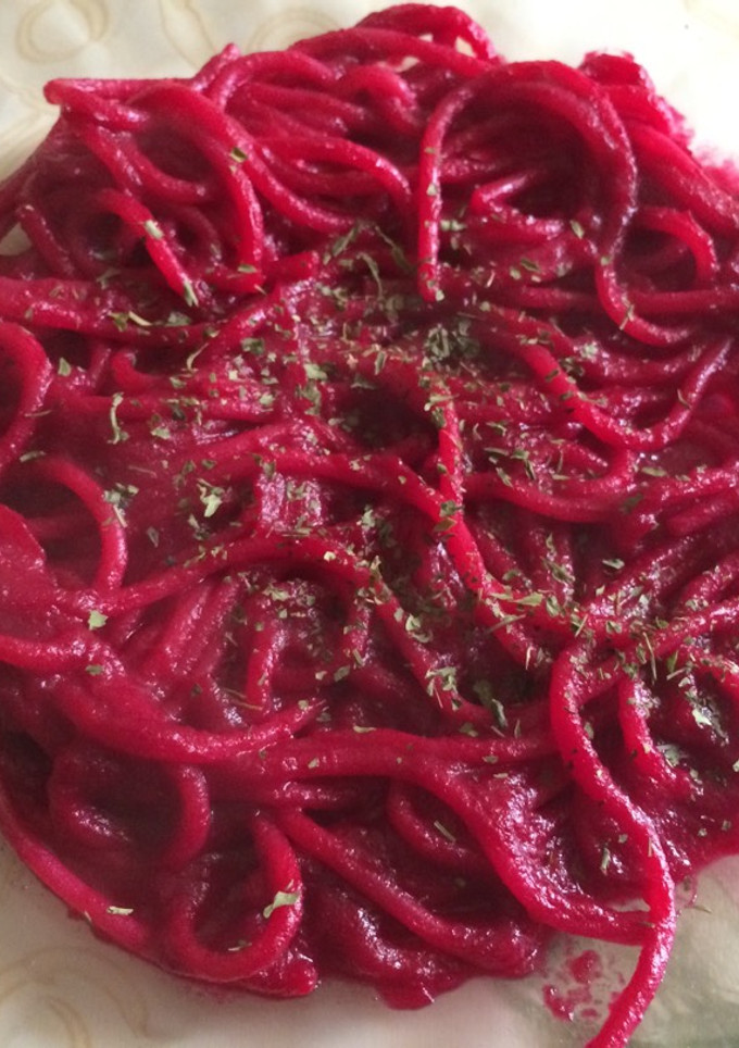 Una foto de Espaguetis con pesto de remolacha