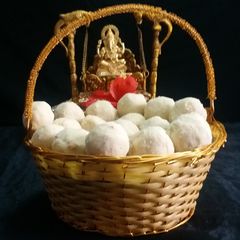 A picture of Rava Laddu.