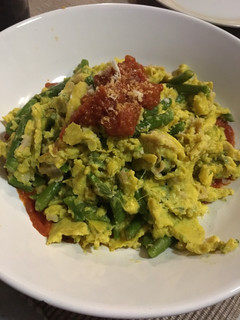 Una foto de Revuelto de trigueros y pechuga de pollo con tomate