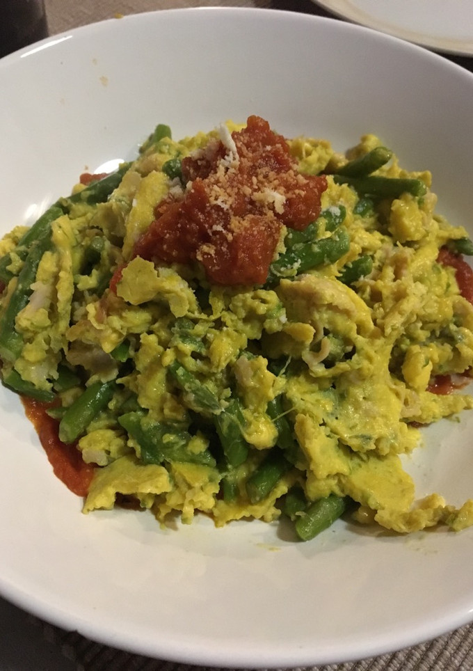 Una foto de Revuelto de trigueros y pechuga de pollo con tomate