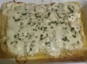 Una foto de Lasaña de pollo en salsa de hierbas