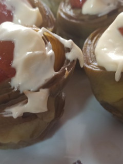 Una foto de Alcachofas con cherrys, piñones y mayonesa