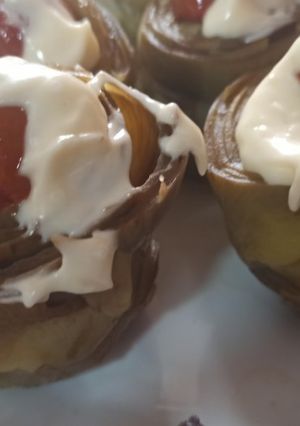 Foto principal de Alcachofas con cherrys, piñones y mayonesa