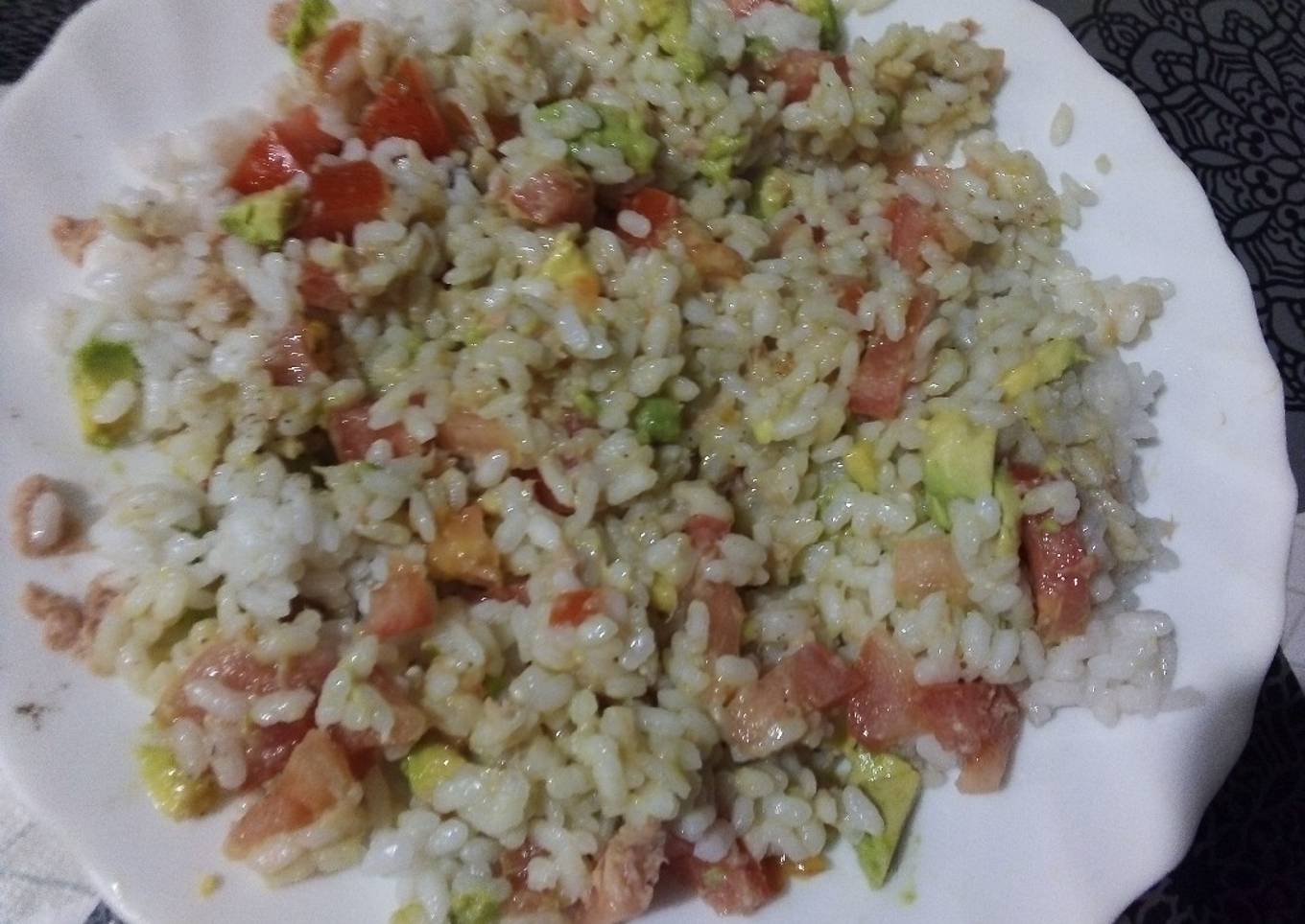 Ensalada de arroz con aguacate, tomate y atún