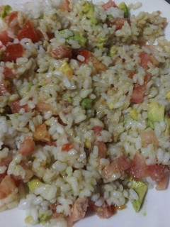 Una foto de Ensalada de arroz con aguacate, tomate y atún