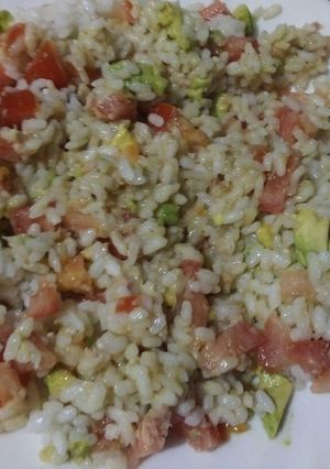 Foto principal de Ensalada de arroz con aguacate, tomate y atún