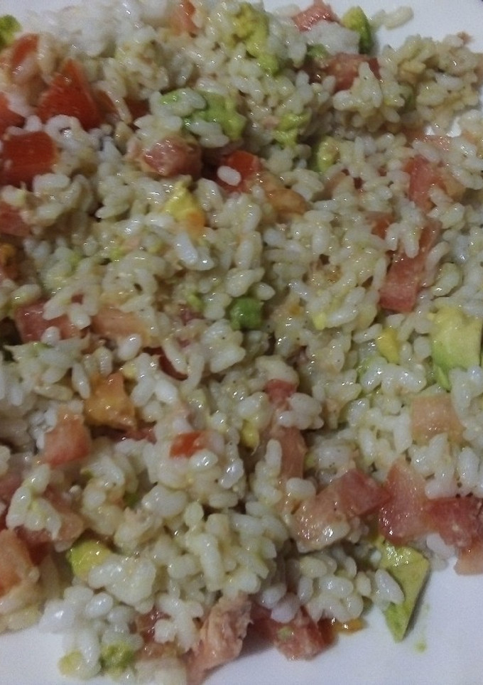 Una foto de Ensalada de arroz con aguacate, tomate y atún