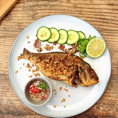 A picture of Fried fish with garlic.