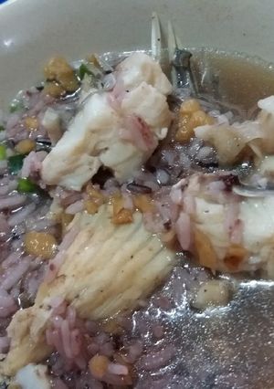 รูปของ ข้าวต้มปลานิล (ใช้เตาถ่านทำเลยมีเวลาต้มน้ำซุปนาน)