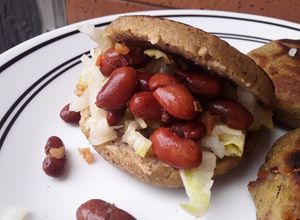 Una foto de Arepas🍘 de plátano maduro con doble relleno...🧀🥗