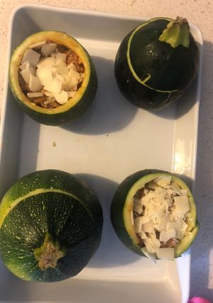 Une photo de Courgettes rondes farcies à la chair à saucisse, courgettes, tomates et parmesan 🤤