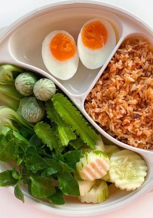 รูปของ ข้าวกล่อง (ข้าวผัดน้ำพริก ผักสด ไข่ต้ม)