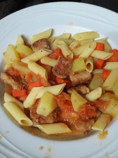 Una foto de Guiso de macarrones y proteína de guisante sin gluten y vegano 🍲