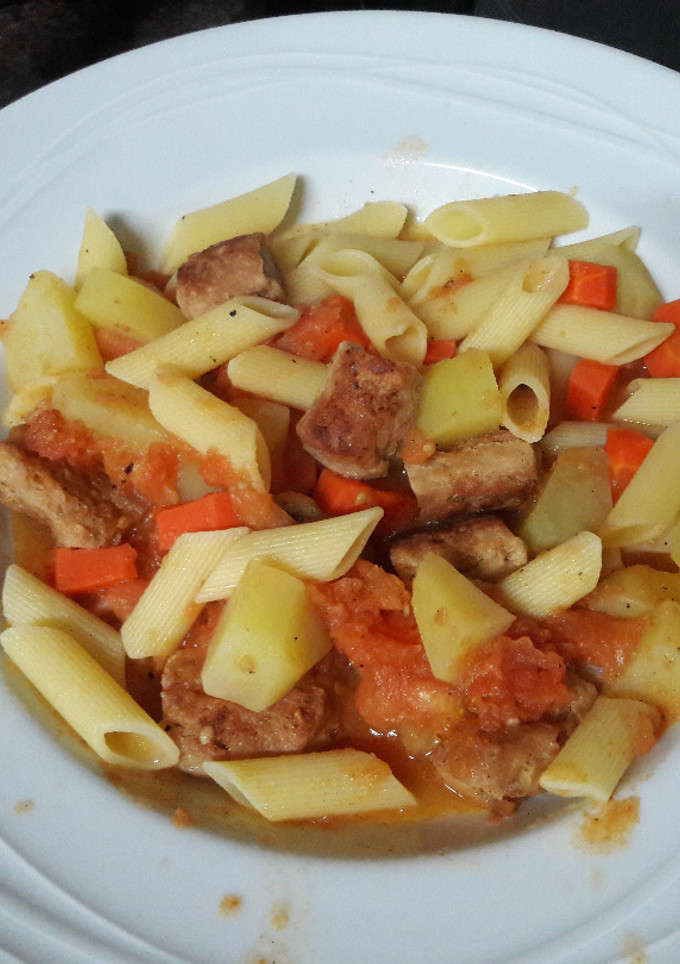 Una foto de Guiso de macarrones y proteína de guisante sin gluten y vegano 🍲