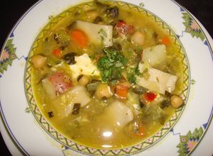 Una foto de SOPA DE ESPINACA, PORRONES Y TOCINO CON PANTRUCAS
