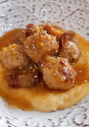 Una foto de Albóndigas de pollo y limón con cremoso de revolconas