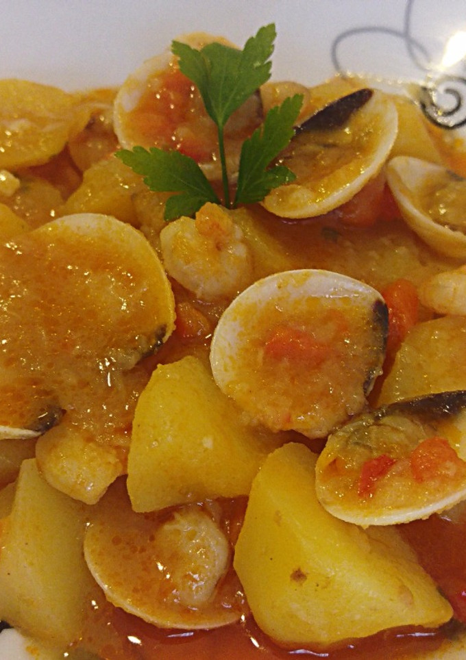 Una foto de Patatas con almejas