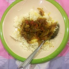 A picture of White rice & sauce🍚🍲.