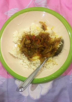 A picture of White rice & sauce🍚🍲.