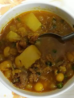 মাংসের কিমা দিয়ে ঘুগনি(mangsher kima diye ghugni recipe in Bengali) রেসিপির প্রধান ছবি