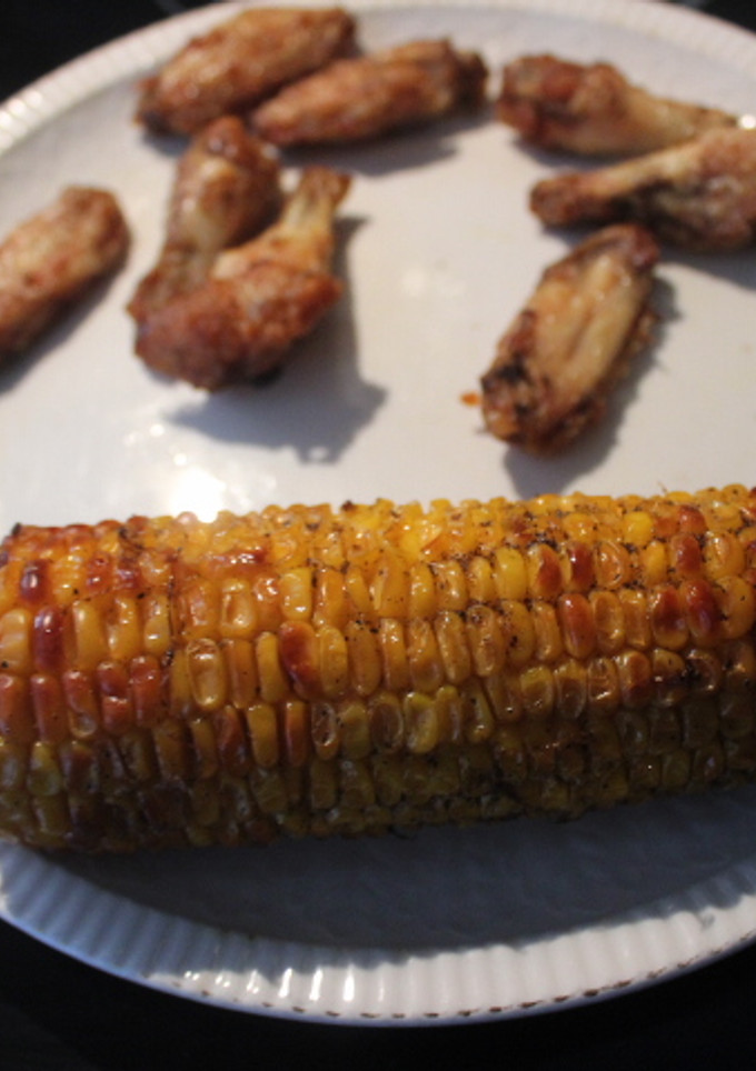 Una foto de Alitas de pollo con maíz en freidora de aire