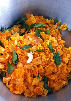 मका पोहे चिवडा (Maka Pohe Chivada Recipe In Marathi) रेसिपी चे मुख्य फोटो 