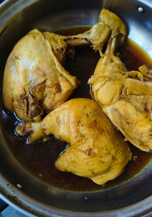 รูปของ น่องไก่ติดสะโพกต้มน้ำปลา
