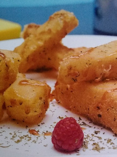 Una foto de Queso empanado a la miel