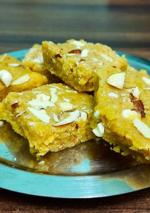 बेसन ची बर्फी (besan barfi recipe in marathi) रेसिपी चे मुख्य फोटो 