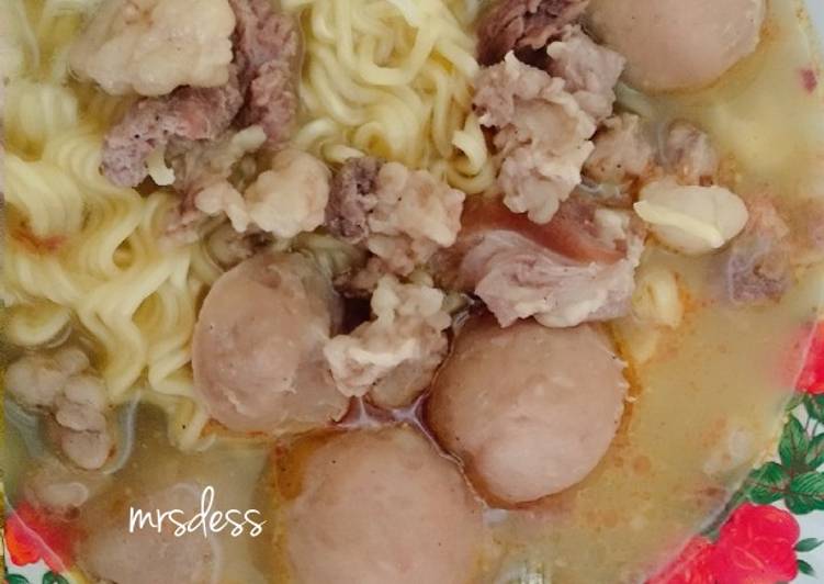 Mie bakso rebus