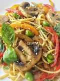 Pasta con vegetales y champiñones