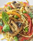 Pasta con vegetales y champiñones