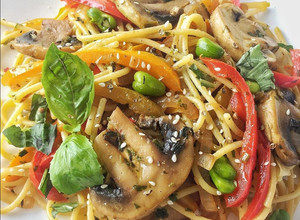 Una foto de Pasta con vegetales y champiñones