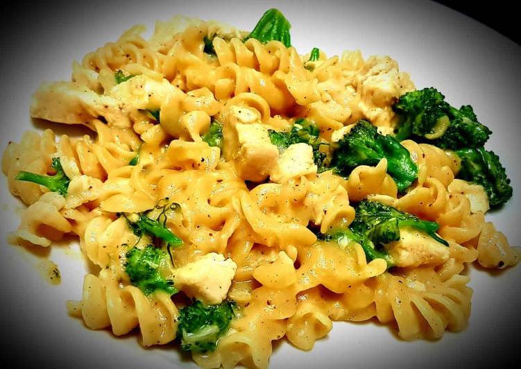 Cheesy Chicken Broccoli Pasta