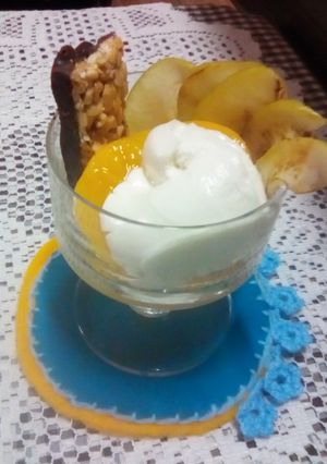 Una foto de Postre en copa c/fruta y barrita de cereal