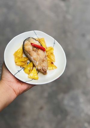 Hình của món Cá ba sa kho thơm cay.