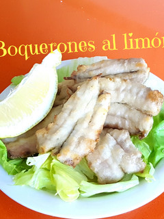 Una foto de Boquerones al limón, típicos de Málaga
