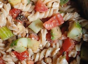 Mediterrán Tésztasaláta 🥗 recept fotója