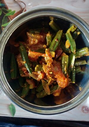 A picture of Bhindi and aloo masala.