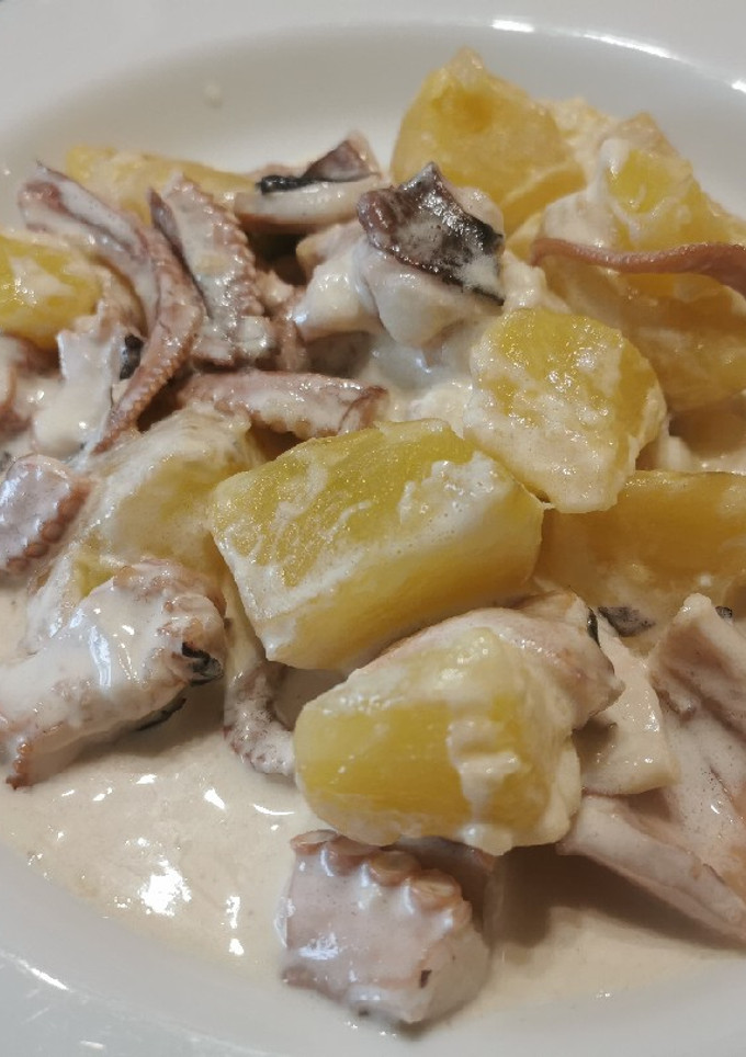 Una foto de Popets amb patates i allioli negat