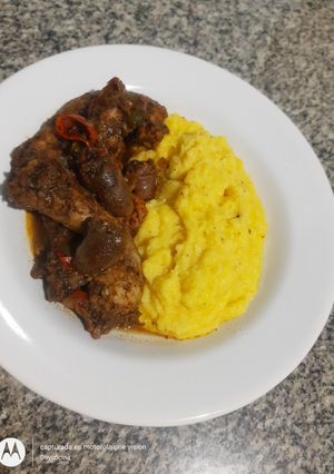 Una foto de Harina de maíz a la Mantequilla con Menudos de Pollo Picante